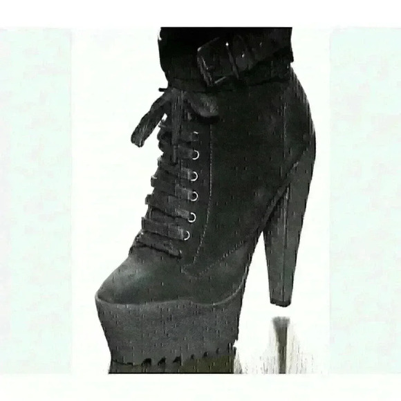 Burberry Womens Size 8 Fall Of 2009 Vogue Runway Ankle Lace Up Strap Up Boots - Picture 1 of 9